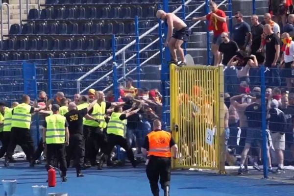 Γυναικείο ποδόσφαιρο: Οπαδοί εισέβαλαν στο γήπεδο και έδειραν τις παίκτριες! (photos)