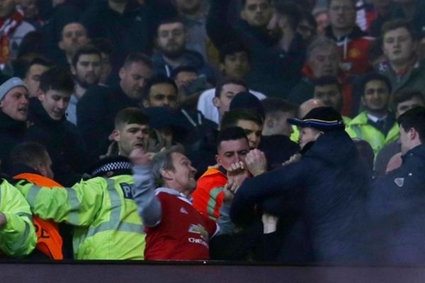 Τα έσπασαν στις εξέδρες οι οπαδοί της Γιουνάιτεντ (photos+videos)