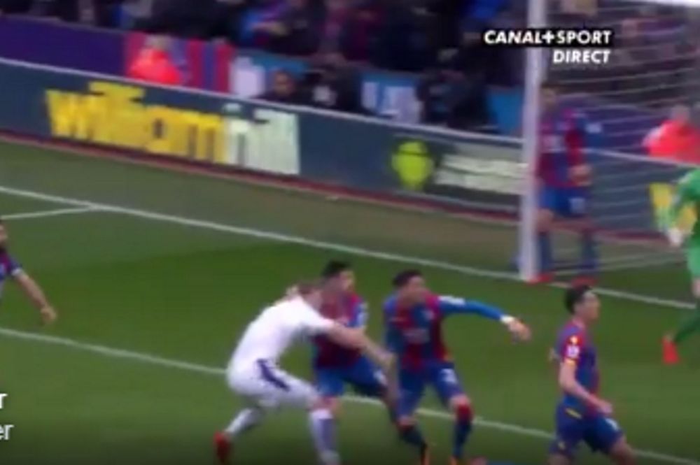 Μέχρι την μπλούζα του έβγαλε (!) πέναλτι δεν σφυρίχτηκε όμως (video)