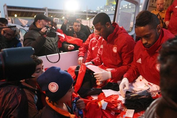 Ολυμπιακός: Ασταμάτητη προσφορά στους πρόσφυγες (photos)