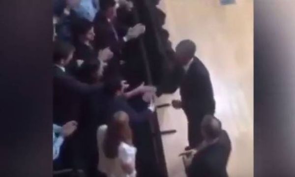 Αργεντινή: Σάλος με τον Ομπάμα που έβγαλε την βέρα του πριν χαιρετήσει τον κόσμο (vid)