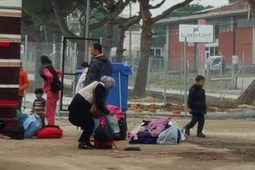 Αν είναι δυνατόν: Πρόσφυγες ήρθαν στα χέρια για μια φόρτιση κινητού!