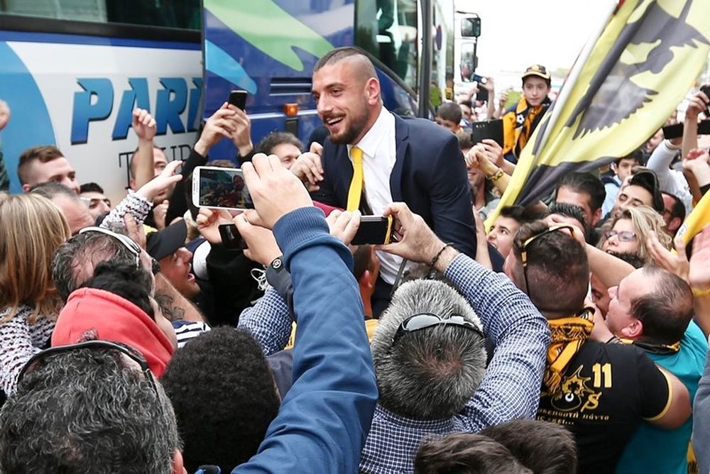 Σήκωσαν τους παίκτες της ΑΕΚ στα χέρια! (photos)