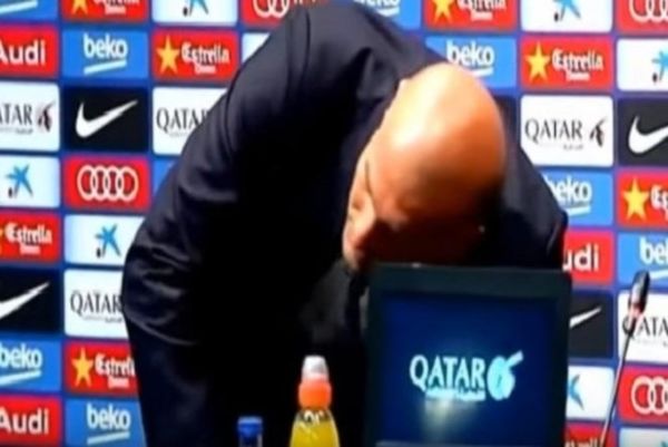 Ο Ζιντάν κόλλησε την τσίχλα του στο τραπέζι της συνέντευξης Τύπου!