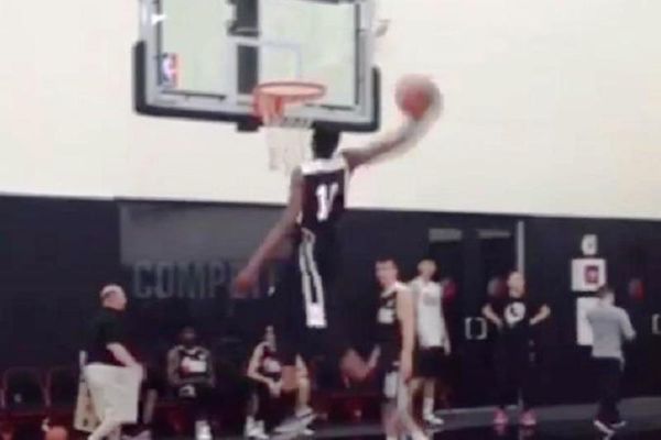 Επικό κάρφωμα από τον Κώστα Αντετοκούνμπο (video)