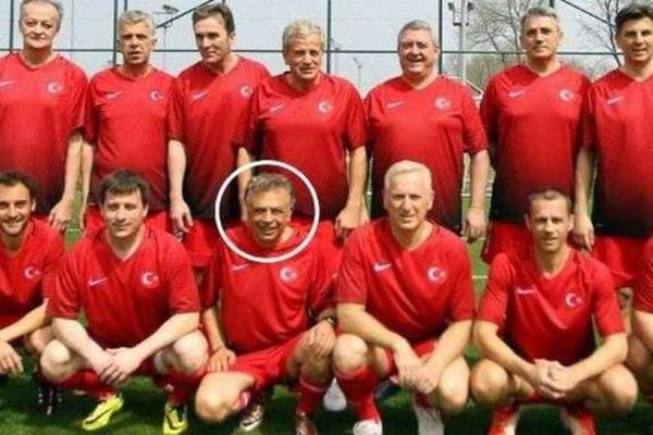 Για αυτό ο πρόεδρος της Κυπριακής Ομοσπονδίας Ποδοσφαίρου φόρεσε τουρκική φανέλα!