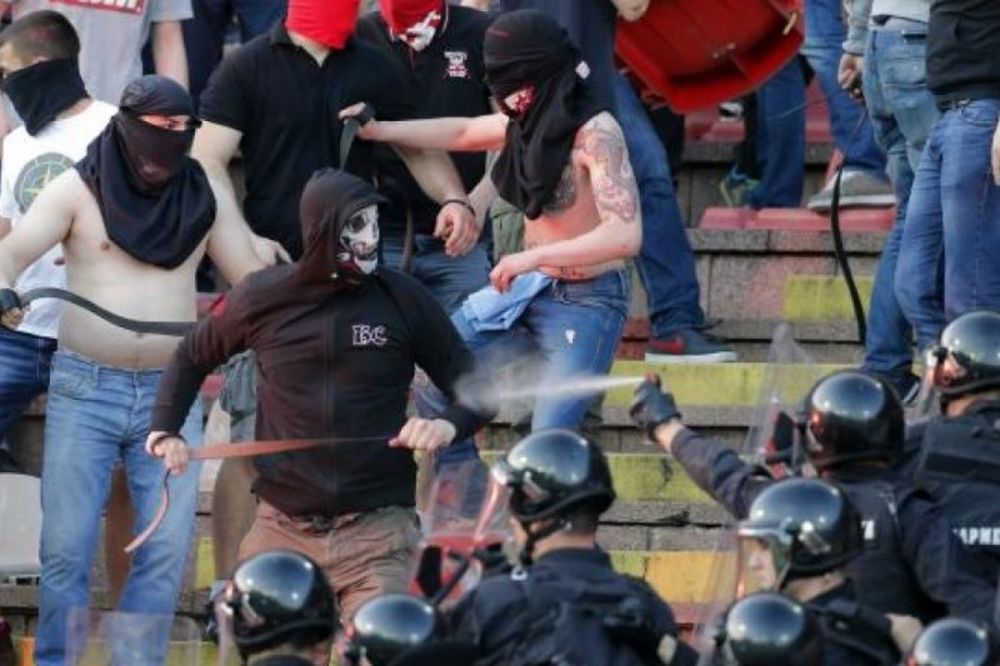 Τρομερά επεισόδια στο «classicο» της Σερβίας – έπεσαν και μαχαιριές! (photos+video)