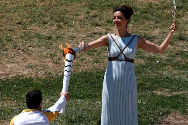 Ξεκίνησε το ταξίδι της η Ολυμπιακή Φλόγα (photos)