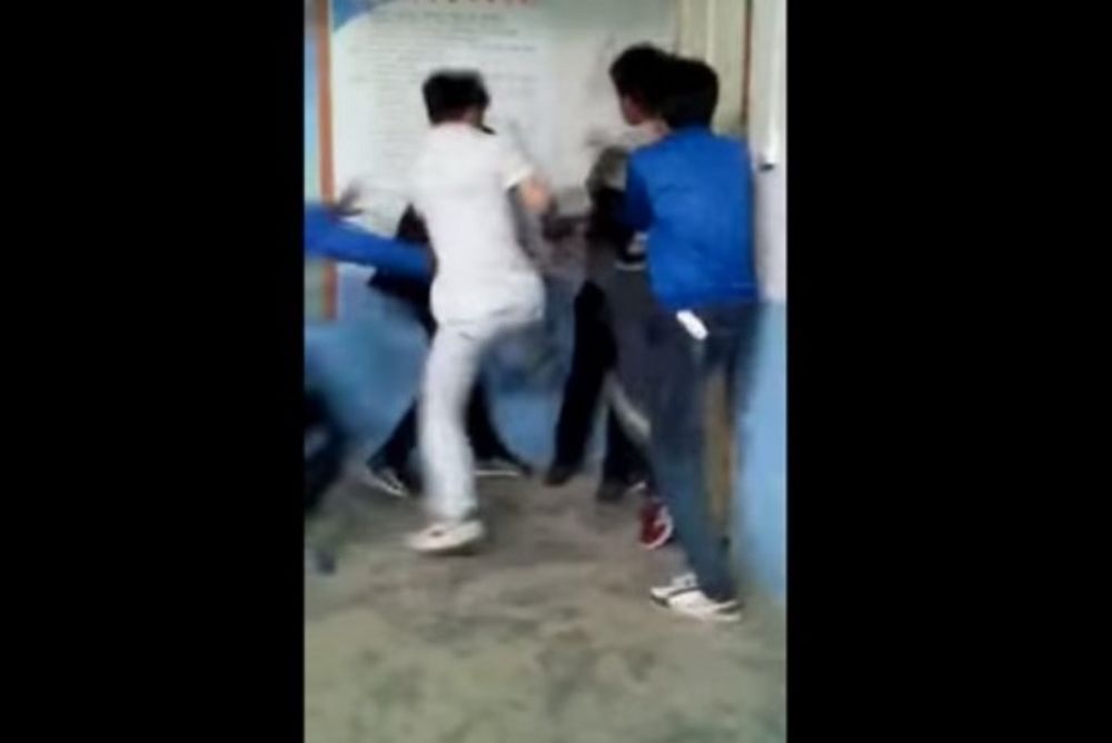 Σοκ: μαθητές έσπασαν στο ξύλο καθηγητή τους! (video)