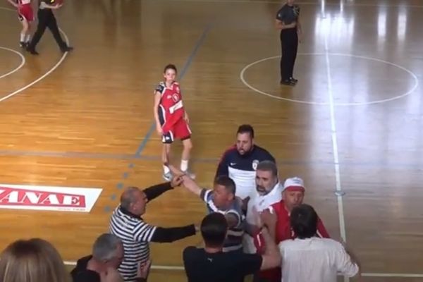 Απίστευτο! Επεισόδια σε αγώνα Νεανίδων (video)