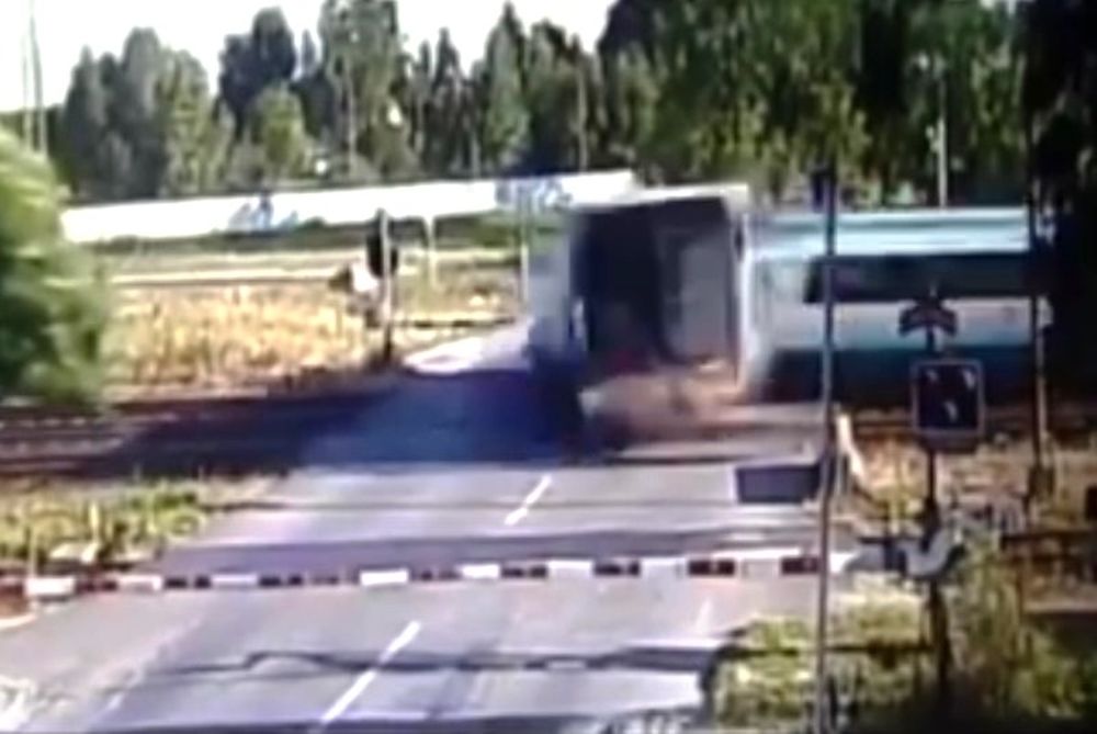 ΣΟΚΑΡΙΣΤΙΚΟ! Τρένο διαλύει νταλίκα! (video)