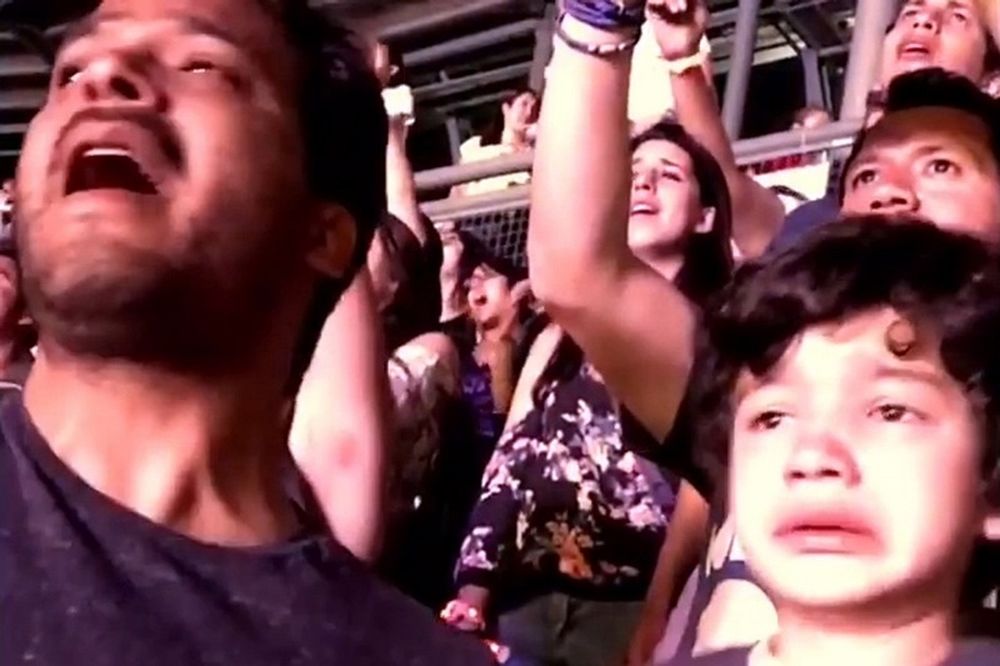 ΣΥΓΚΙΝΗΤΙΚΟ! Παιδί με αυτισμό ξέσπασε σε λυγμούς στην αγαπημένη του συναυλία (video)
