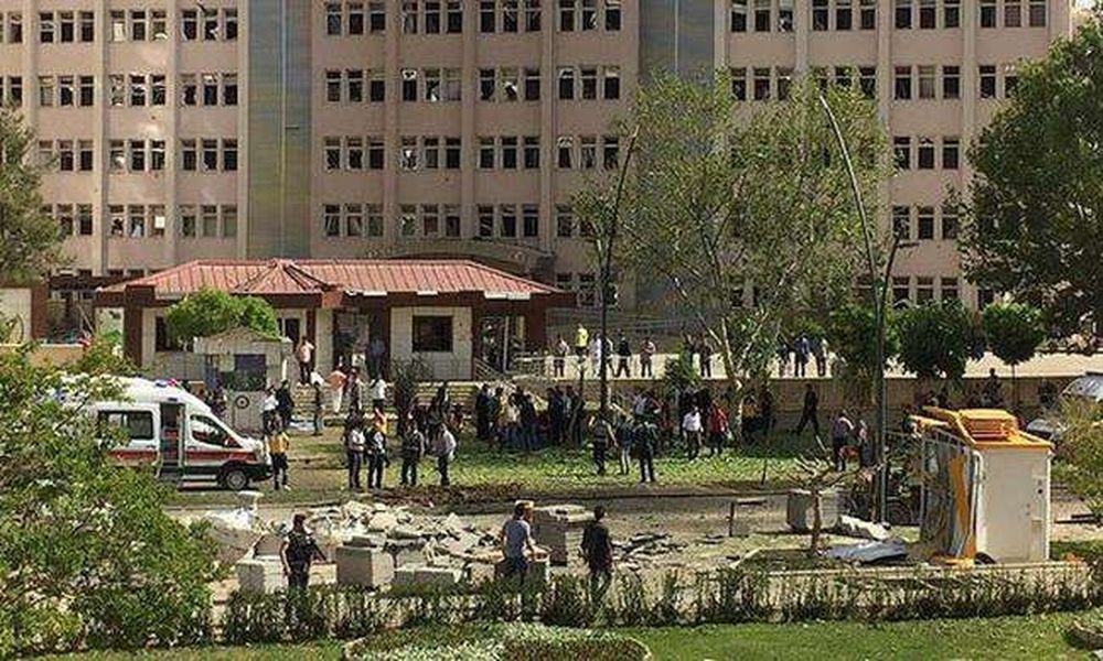 ΕΚΤΑΚΤΟ: Έκρηξη κοντά σε αστυνομικό τμήμα στην Τουρκία - Νεκρός αστυνομικός