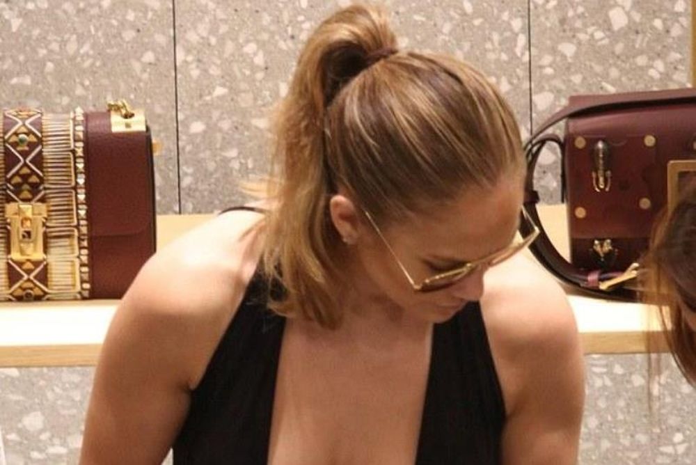 Με τα… μπαλκόνια έξω για ψώνια η JLo! (photos)