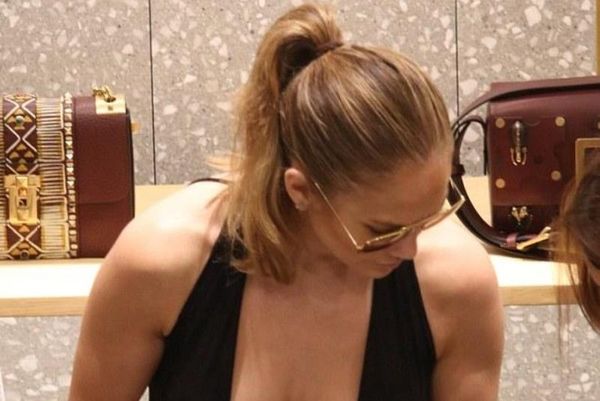 Με τα… μπαλκόνια έξω για ψώνια η JLo! (photos)