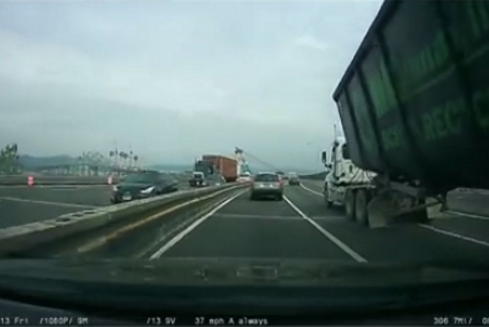 Σοκ: Φορτηγό τουμπάρει την ώρα της προσπέρασης! (video)