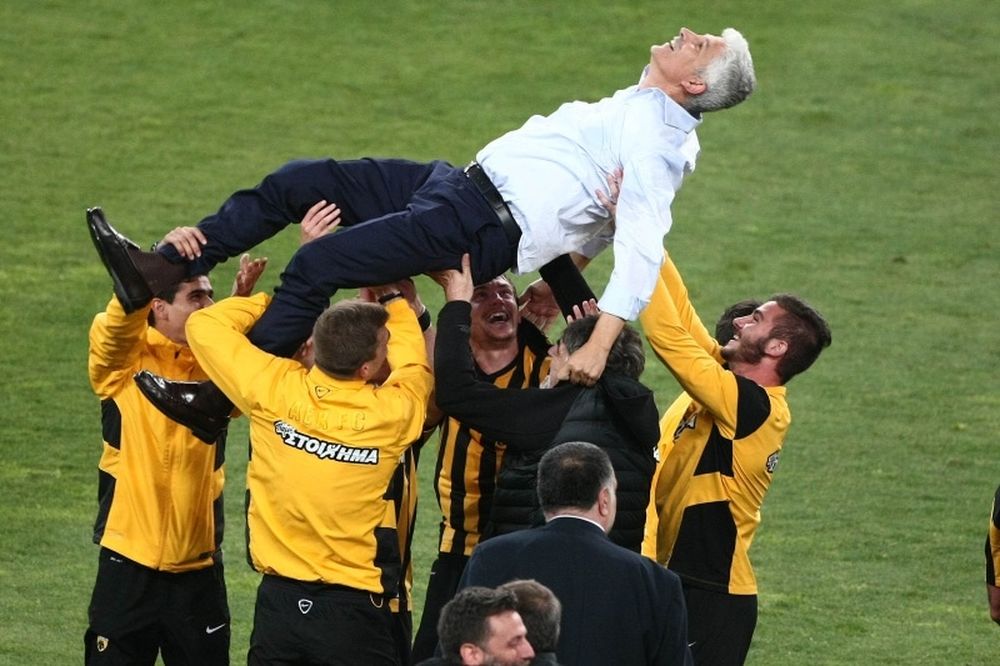  Ολυμπιακός-ΑΕΚ 1-2: Σήκωσαν στα χέρια τον Μανωλά! (photos)