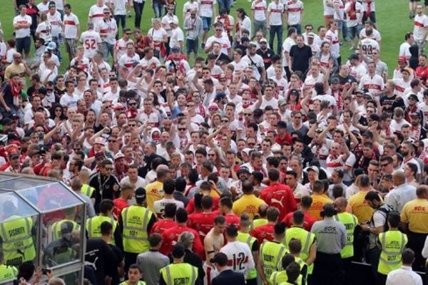 Europa League: Ξύλο μεταξύ οπαδών στον τελικό! (video)