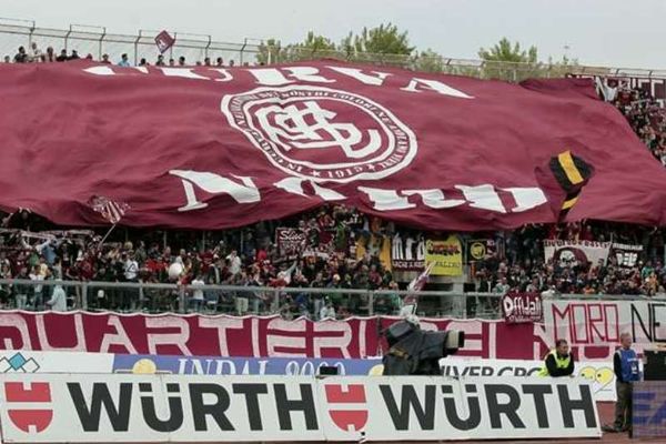 Χάος στη Λιβόρνο: Παίκτες όμηροι των οπαδών - έσκασε βόμβα έξω από το γήπεδο! (video)