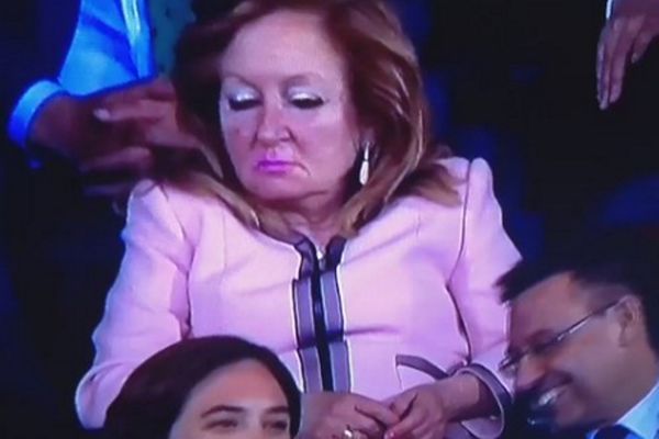 Η κυρία Προέδρου… αποκοιμήθηκε στον τελικό! (video)