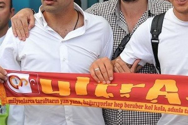 Οπαδοί της Φενέρ την «πέφτουν» σε φίλο της Γαλατά λόγω… κασκόλ! (photos)