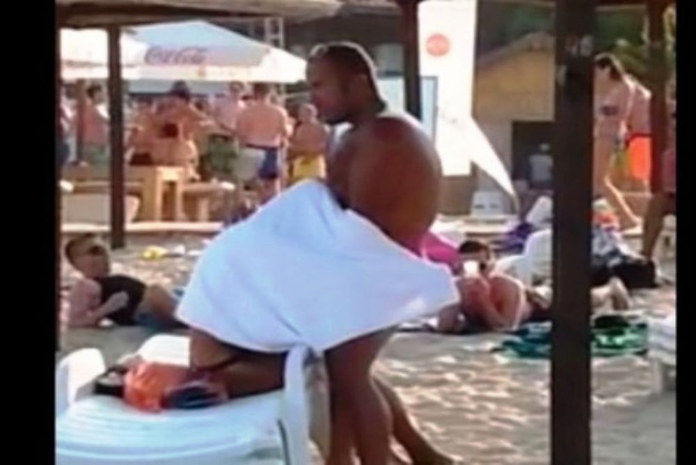 ΑΠΙΣΤΕΥΤΟ! Έκαναν σεξ στην παραλία (video)