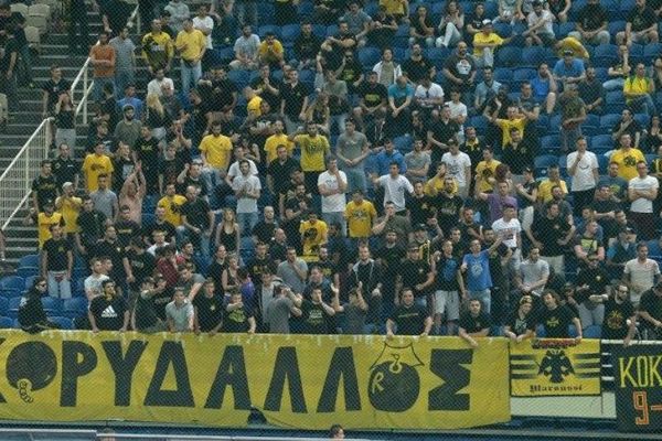 Απίστευτο: Οπαδός της ΑΕΚ διάβαζε τη Θεία Λειτουργία την ώρα του αγώνα ΑΕΚ-Άρης! (photo)