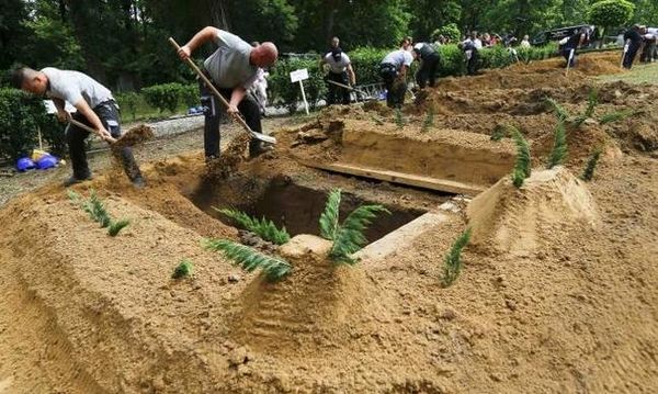 Σκάψτε για τη νίκη! Ασυνήθιστος διαγωνισμός μόνο για... νεκροθάφτες (vid)