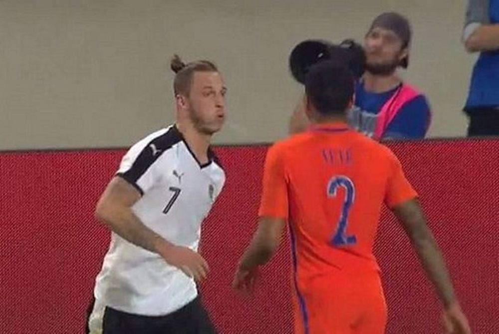 Euro 2016: Έφτυσε αντίπαλο μπροστά στα μάτια του και δεν τον απέβαλλε! (video)