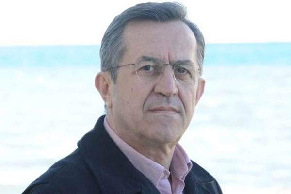 Νίκο, η πέτρα, το σίδερο, το ατσάλι δεν αντέχουν. Ο πατέρας αντέχει...