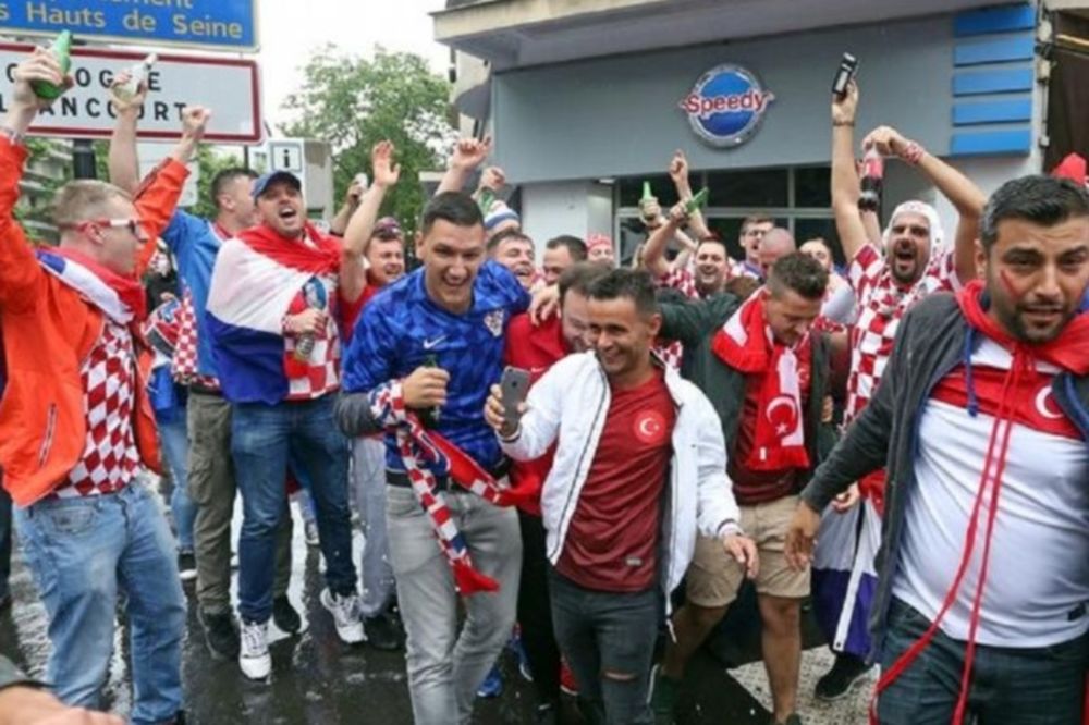  Euro 2016: Τραγουδούν μαζί Κροάτες και Τούρκοι (video)