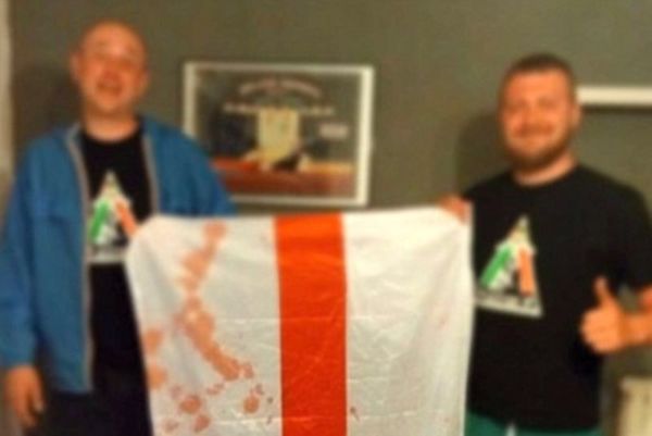Euro 2016: Ρώσοι χούλιγκαν πουλούν ματωμένες αγγλικές σημαίες! (photos)