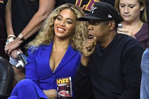 Χάζεψε με το πλούσιο στήθος της Beyonce ο Jay-Z (photos+video)