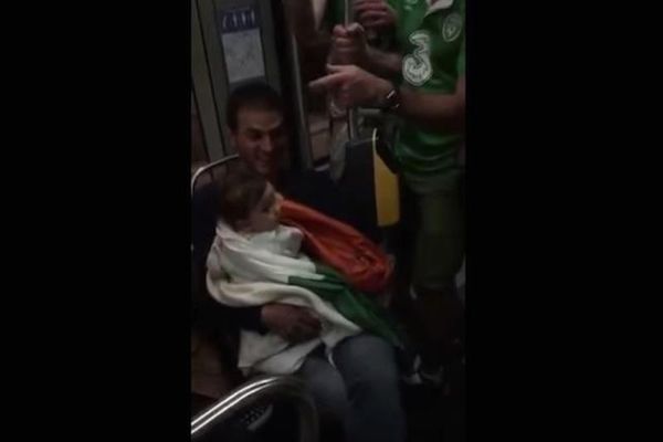 Euro 2016: Ιρλανδοί οπαδοί κοιμίζουν μωρό στο τρένο! (video)