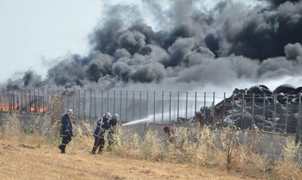 Λάρισα: Σε ύφεση η φωτιά που ξέσπασε σε βιοτεχνία αναγόμωσης ελαστικών