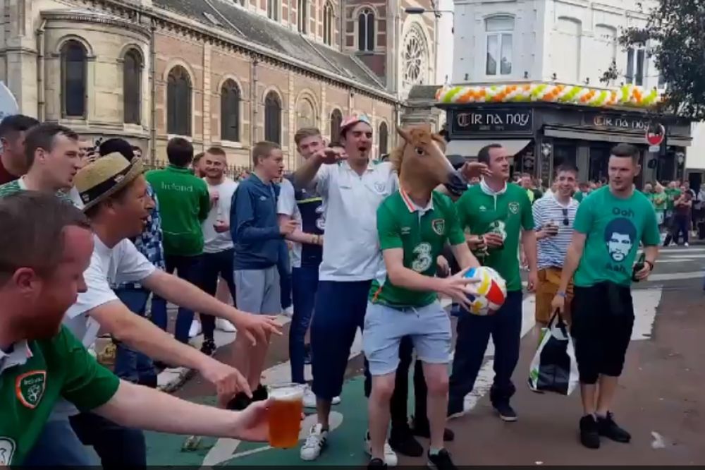 Euro 2016: Ένας Ιρλανδός με μάσκα… αλόγου κάνει βολέ σε ανοιχτό παράθυρο! (video)