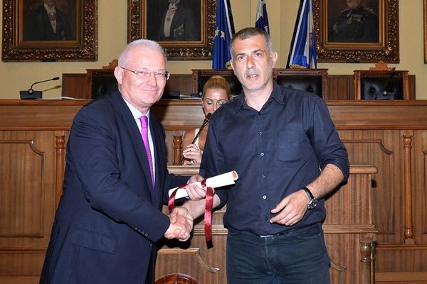 Ο Δήμος Πειραιά βράβευσε την ΠΑΕ Ολυμπιακός