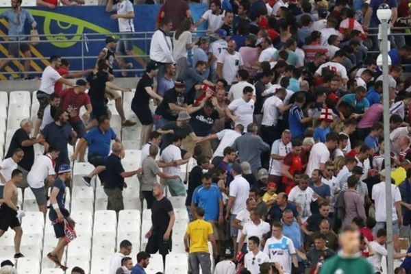 Euro 2016: Αποκλείστηκαν και έπαιξαν ξύλο μεταξύ τους οι Άγγλοι! (video)