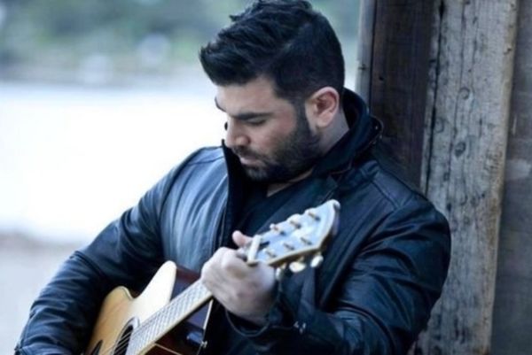 Συγκλονιστικό: Ο Παντελίδης ερμηνεύει με την κιθάρα του το τραγούδι που έγραψε λίγο πριν πεθάνει