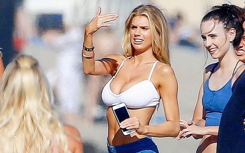 Η Charlotte McKinney πήρε το… στήθος της στην παραλία! (photos)