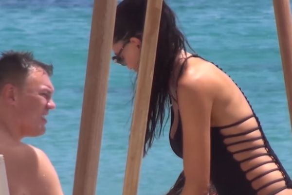 Η σύζυγος του Σάρας «τρέλανε» τη Μύκονο! (video)