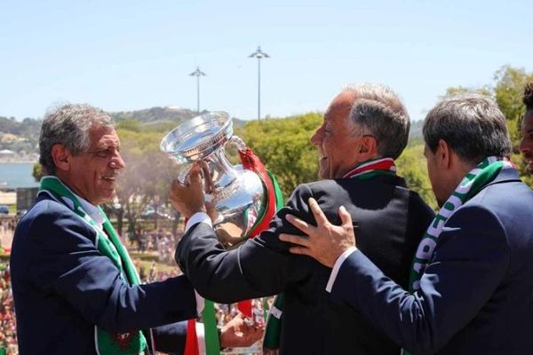 Euro 2016: Αγκαλιά με τον πρόεδρο η Εθνική Πορτογαλίας! (photos)