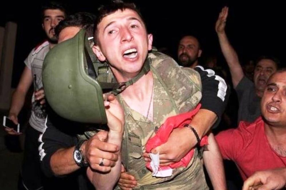 Πραξικόπημα Τουρκία: Πλήθος λιντσάρει στρατιώτες μετά την εισβολή στο CNN Turk (photo-video)
