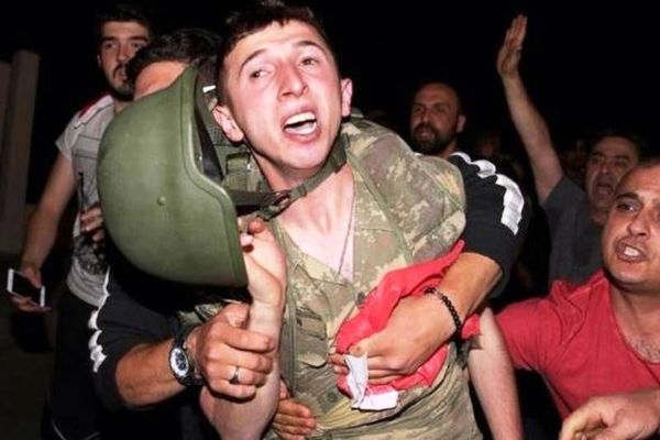 Πραξικόπημα Τουρκία: Πλήθος λιντσάρει στρατιώτες μετά την εισβολή στο CNN Turk (photo-video)