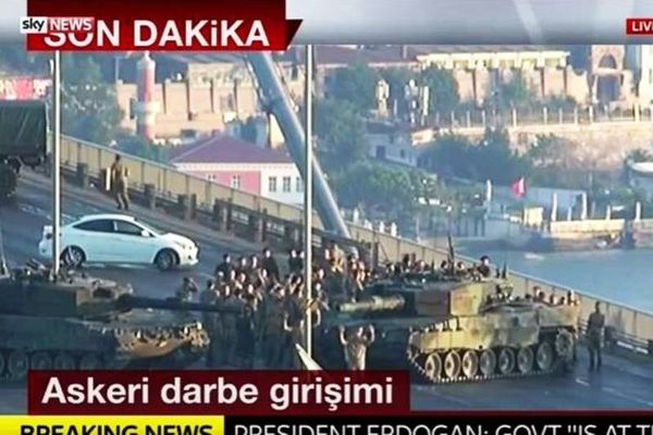 Πραξικόπημα Τουρκία - Απίστευτες εικόνες: Πολίτες «συλλαμβάνουν» στρατιώτες πραξικοπηματίες (video)