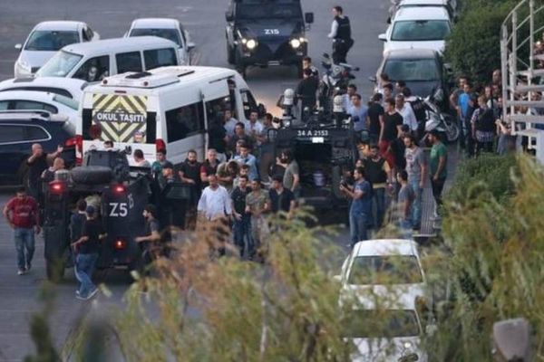 Πραξικόπημα Τουρκία: Σοκ! Το πλήθος αποκεφάλισε στρατιώτη που παραδόθηκε (Σκληρές φωτογραφίες)