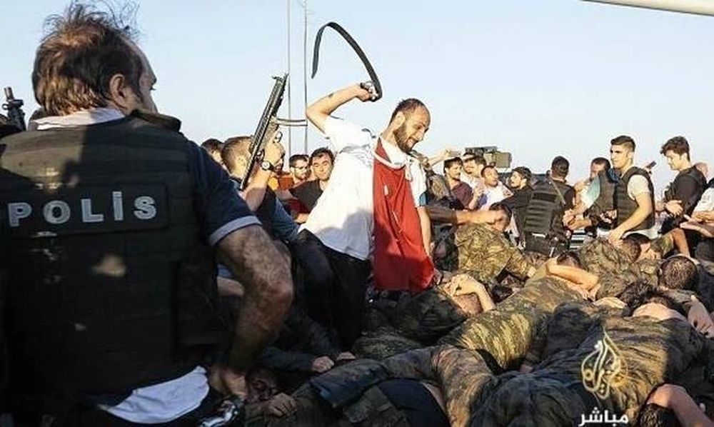 Φρίκη στην Τουρκία: Λιντσάρουν, μαστιγώνουν και σκοτώνουν εν ψυχρώ στρατιώτες