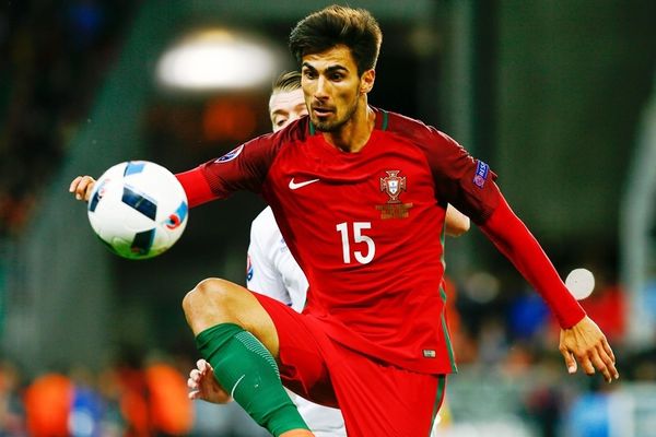 Πάει για βόμβα με Αντρέ Γκόμες