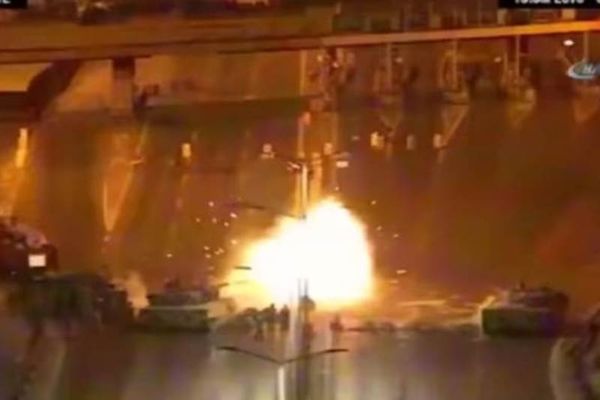 Τουρκία - Σοκαριστικό βίντεο: Άρματα μάχης και στρατιώτες πυροβολούν εν ψυχρώ αμάχους!
