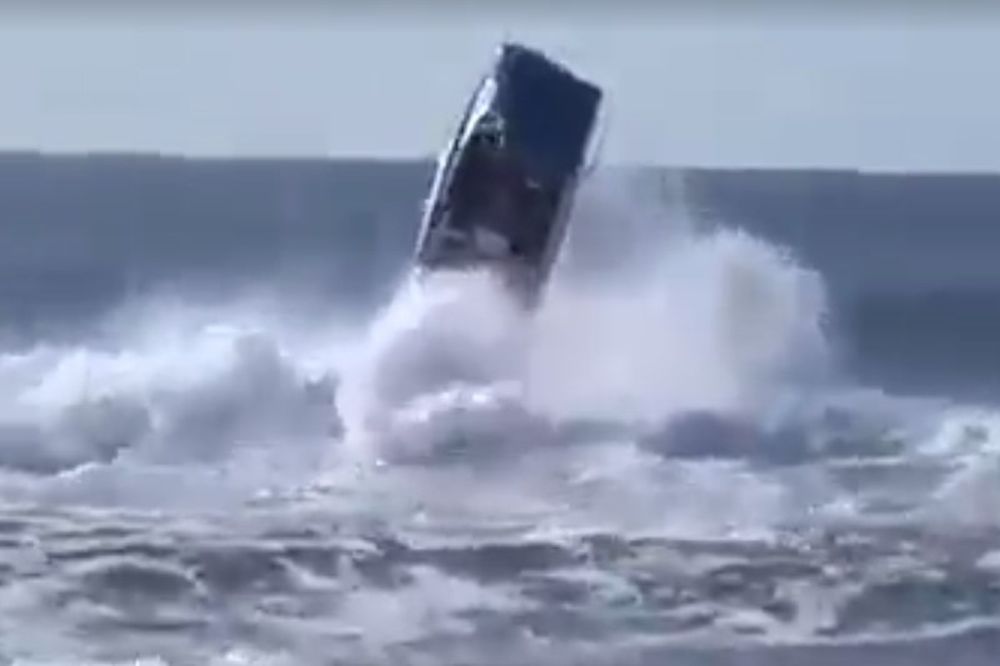 Θάλασσα… μαινόμενη! Κύματα αναποδογυρίζουν σκάφος στα ανοικτά! (video)